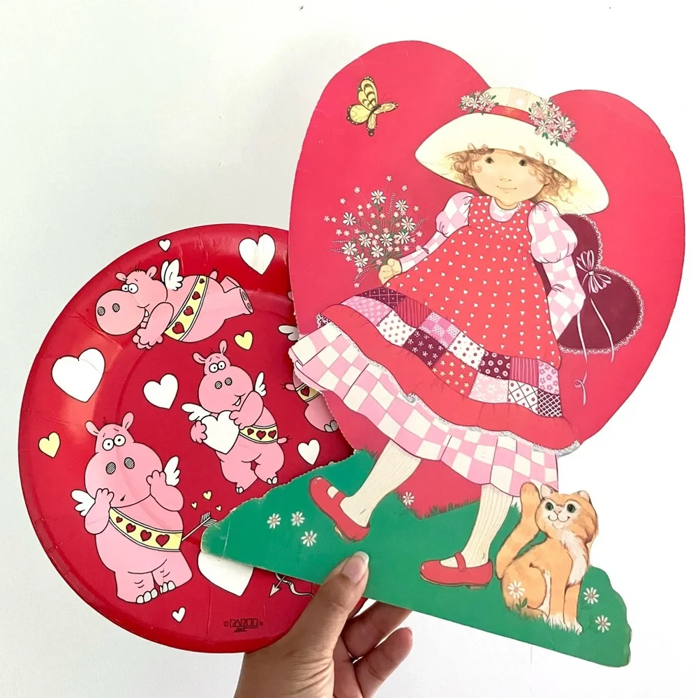Vintage 80’s Valentine’s Day paper decoration & party plates set